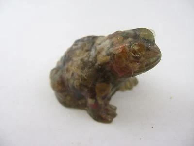 Sapo relleno de roca de diseño impresionante (falta un ojo) Foto 1 de 4