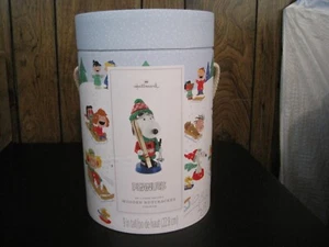2023 HALLMARK PEANUTS SKI LODGE SNOOPY CASCANUECES DE MADERA FIGURA 9" DE ALTO - Imagen 1 de 14