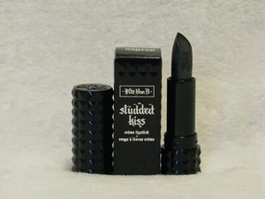 Lápiz labial Kat Von D tachonado Kiss crema 'Nayeon' negro brillante nuevo en caja talla completa - Imagen 1 de 3