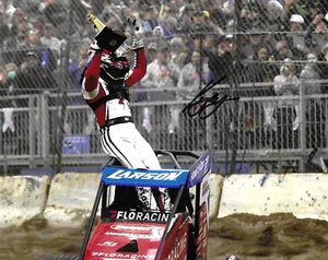 Foto 8x10 firmada por Kyle Larson Chili Bowl Nationals Tulsa 2025 con certificado de autenticidad - Imagen 1 de 1