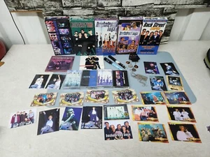 Lote de recuerdos para fanáticos de Backstreet Boys VHS DVD cintas de casete bolígrafos brazalete tarjetas - Imagen 1 de 8