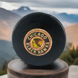 NHL Chicago Blackhawks Art Ross Converse Logotipo Pantalla Usado Disco de Juego - Imagen 1 de 3
