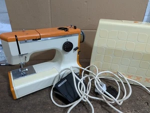 Frister & Rossmann Cub 3 Sewing Machine with foot pedal and case - Picture 1 of 17