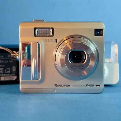 Fujifilm FinePix F Series F450 5.2MP Digital Camera - Titamium N/MINT L@@K.! - Image 1 of 4