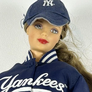 Barbie de los Yankees de Nueva York de 1990 edición coleccionista con zapatillas sombrero chaqueta y cinturón - Imagen 1 de 13