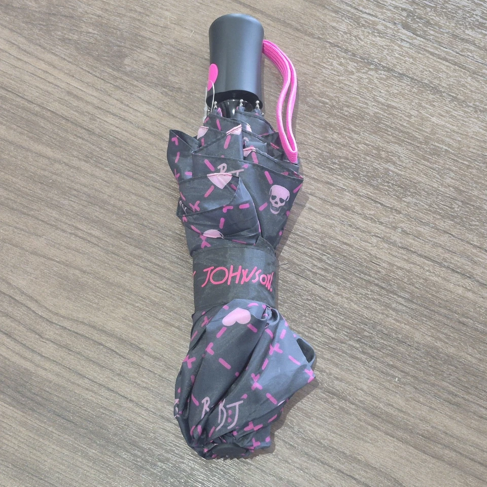 Paraguas Betsey Johnson Calaveras Corazones Negro y Rosa Compacto Pulsador Foto 1 de 4