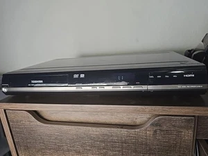 Toshiba DVD Recorder D-R410 HDMI Videoregistratore Lettore No Telecomando Testato Funzionante - Foto 1 di 7