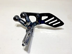 2007 Suzuki GSXR750 Foot Peg Mounting Bracket Left Side OEM Footpeg GSXR 750 - Picture 1 of 2