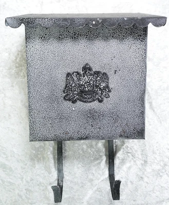 Buzón de correo vintage de carga superior con acabado craquelado blanco y negro Foto 1 de 4