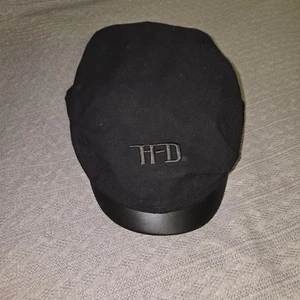 Cappellino donna newsboy pelle Harley Davidson sul retro e iniziali HD sul davanti - Foto 1 di 6