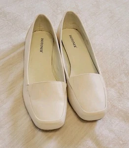 RARE!! Isotoner Womens Shoes 11 M Flats Slip-on Loafer Casual White Leather  - Picture 1 of 7