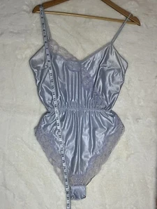 Petite Fleur Spitzen Strampler Lila Satin Nylon Einteiler Dessous Nachthemd Damen 38 - Bild 1 von 7