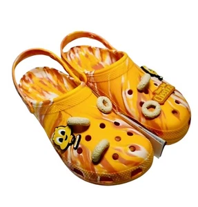 Crocs Größe Junior 4 Damen 6 Honey Nut Cheerios klassische Slide Clog Sandalen Anhänger - Bild 1 von 19
