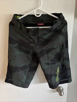 Troy Lee Designs Ruckus Short Shell en un patrón de camuflaje negro Talla Mediana Foto 1 de 4