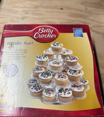 Soporte para cupcakes Betty Crocker - Tiene capacidad para 24 cupcakes Foto 1 de 4