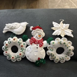 ADORNOS DE FIELTRO BUCILLA ~ BLANCO NAVIDAD ~ 5 ¡Ya hechos a mano! - Imagen 1 de 7