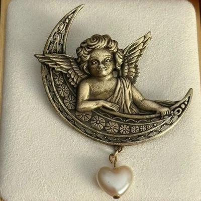 JJ Jonette бронзового тона херувим на полумесяце брошь висячий жемчуг сердце - Изображение 1 из 4