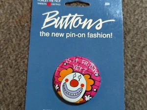 1985 American Greetings Pin on Fashion Button Clown - Is It Friday Yet? Neu - Bild 1 von 5