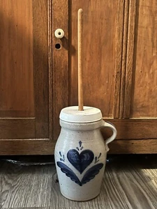 Rowe Pottery HEART gres esmaltado sal azul mantequilla de barro con mango 1/2 galón - Imagen 1 de 8