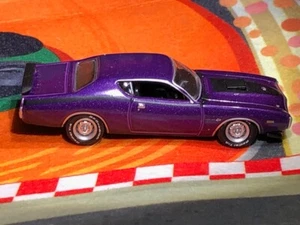 Greenlight Muscle Car Garage 1:64 1971 Dodge Charger Super Bee lila lose - Bild 1 von 5