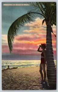 Silhouetten bei Sonnenuntergang in Florida Postkarte Palme Dame Strand Leinen   - Bild 1 von 2