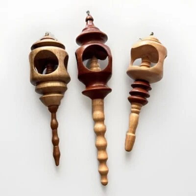 Lote de 3 adornos navideños vintage hechos a mano con remate de madera Foto 1 de 4