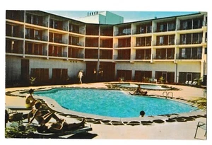 ORCHID ISLAND HOTEL POOL Outside People Enjoying Hilo Hawaii HI Postcard - Picture 1 of 2