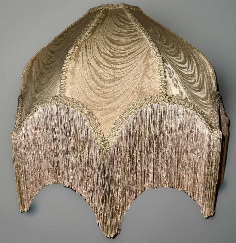 Antigua pantalla de lámpara con flecos de tela crema damasco octogonal con arpa de 18" de diámetro Foto 1 de 4