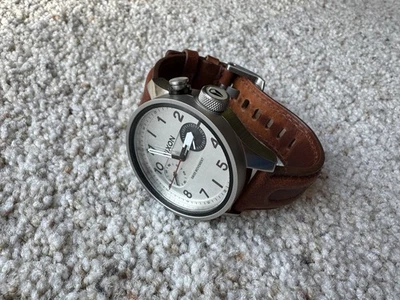 Nixon Reloj Hombre Safari Acero Inoxidable Cuarzo Suizo Analógico Correa Cuero Marrón Foto 1 de 4