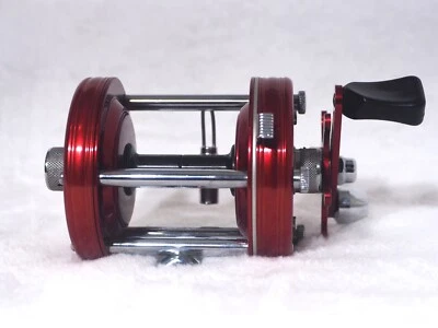 CARRETE ABU EMBAJADEUR VINTAGE Nº6000 ROJO 4 TORNILLOS con FUNDA Y ACCESORIOS Foto 1 de 4