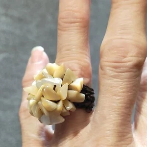 Vintage Mother of Pearl Shell Chips Brown Corded Stretch Adjustable Ring - Picture 1 of 9