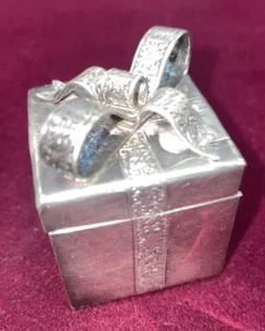 Caja de pastillas/baratijas Nordstrom 1989 esterlina 925 - Caja de regalo con arco con bisagras firmada - Imagen 1 de 6