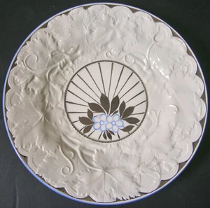 WEDGWOOD EMBOSSED VINE ''SUNSHINE'' , PATTERN 22cm (8.65in) DATED 1940 - Picture 1 of 2