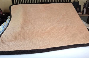 Manta Pottery Barn Beige Algodón con Borde de Piel Sintética Marrón Oscuro 50"x60" - Imagen 1 de 13