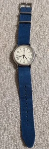Reloj Timex Weekender esfera blanca caja tono plateado y correa de nailon azul 25 - Imagen 1 de 9