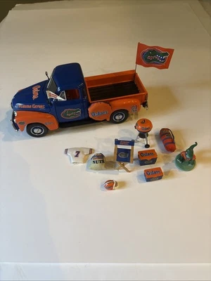 Danbury Mint 1:24 佛罗里达鳄鱼队 1953 雪佛兰皮卡尾门卡车带额外配件 — 第 1/4 张图片