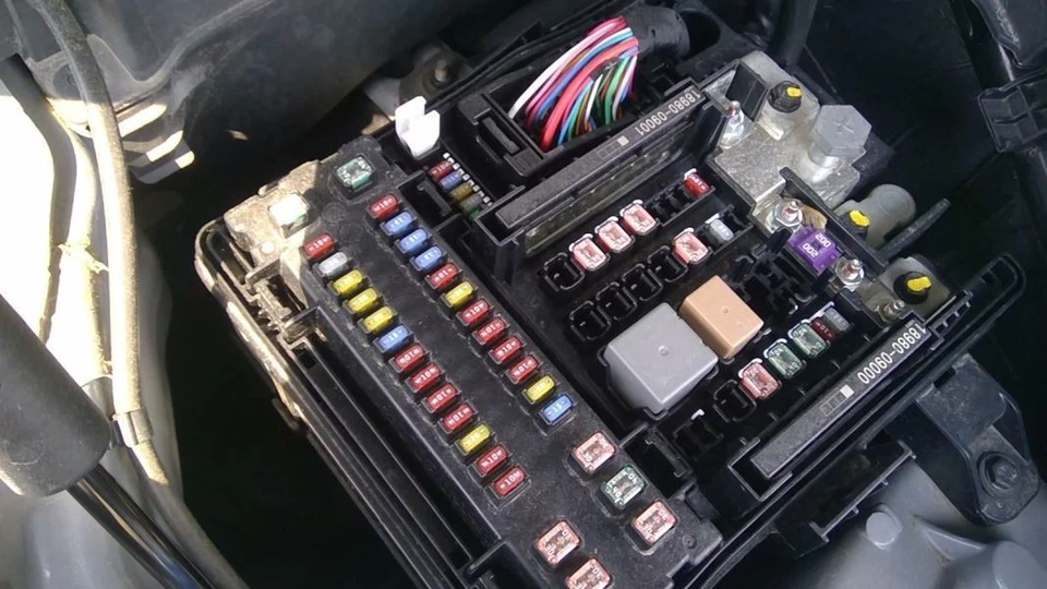 Caja de fusibles compartimento de motor mercado de EE. UU. sedán AWD compatible con 15 GENESIS 721361 Foto 1 de 4