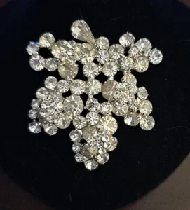 Vintage Weiss Clear White Rhinestone Cluster Silver Tone Brooch - Picture 1 of 3