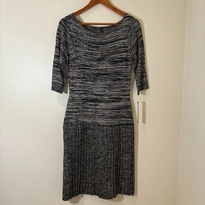 Vestido midi tejido Andrew Marc para mujer mediano micro rayas plisado cintura caída carrera Foto 1 de 4