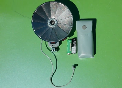 FOLDING-MITE UNIVERSAL CAMERA FLASH VINTAGE MADE IN JAPAN WITH CASE - Image 1 of 4