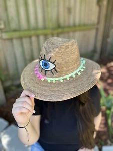 Sombrero bordado a mano con decoración de mal de ojo / sombrero de paja con decoración de ojos México - Imagen 1 de 6