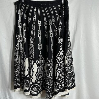 Falda Boho Midi Pequeña Negra y Crema Con Detalles Lentejuelas Foto 1 de 4