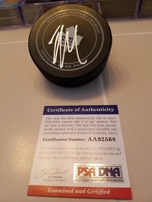 NAZEM KADRI Firmado MAPLE LEAFS Juego Oficial Disco PSA/DNA CERTIFICADO DE AUTENTICIDAD Foto 1 de 2