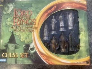 The Lord Of The Rings THE FELLOWSHIP OF THE RING CHESS SET AGES 8 UP 2 PLAYERS  - Picture 1 of 2