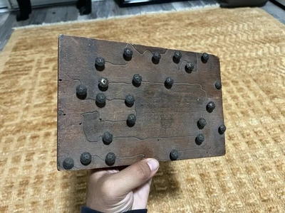 Tachuelas de arte popular americana primitivas de colección en tablero de madera escultura remachada Foto 1 de 4