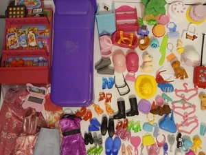 Riesiges Barbie Puppenkleidung und Zubehör Set (über 70 Teile) - Bild 1 von 4