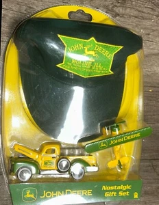 John Deere Nostalgic Set Die Cast Pickup Pompa Gas e Logo Cappello Ricamato Nuovo - Foto 1 di 2