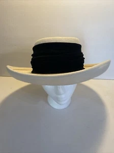Vintage Damenmütze cremefarben mit breitem schwarzem Plisseeband 100 % Wolle WPL 4382 hergestellt in den USA - Bild 1 von 16