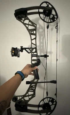 Блочный лук Matthews VXR с чехлом и предметами первой необходимости - Изображение 1 из 4