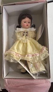 Muñeca Madame Alexander "Caléndula Victoriana" (#27805), 8" de Alto Nueva en Caja - Imagen 1 de 8